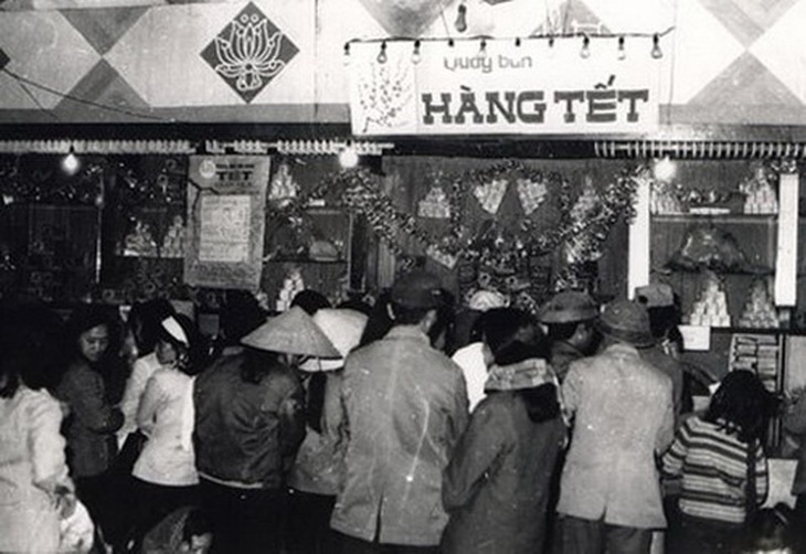 “Tết xưa”chỉ là thời còn chế độ bao cấp. Thời gian thì chưa xa, nhưng sự việc thì xem ra đã xa lắm. Xa đến nỗi, nhiều việc bây giờ kể lại, đến bọn trẻ con cũng khó mà tin được…( NT Trần Đăng Khoa).