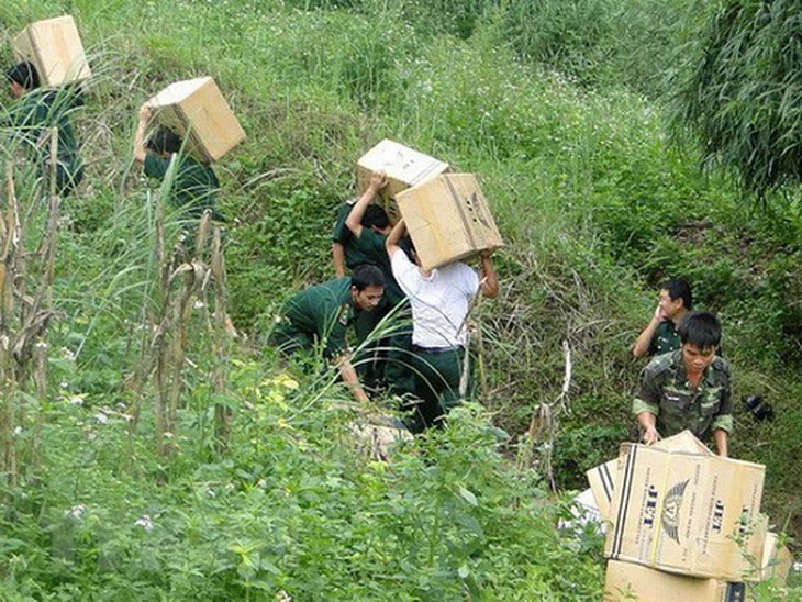 Cửu vạn vận chuyển hàng lậu qua khu vực biên giới.