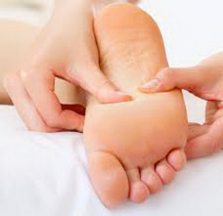 Day ấn huyệt dũng tuyền và xát mạnh lòng bàn chân khắc phục chứng lạnh tê chân.