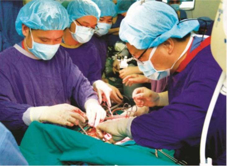 Các thầy thuốc Việt Nam lần đầu tiên làm chủ kỹ thuật ghép phổi.
