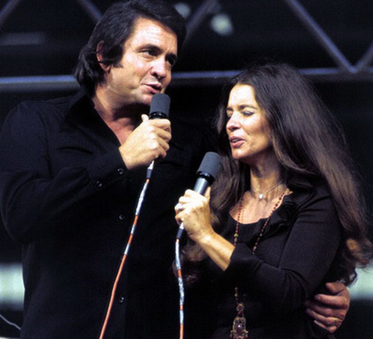 Johnny Cash cùng June Cater song ca trên sàn diễn, năm 1973.