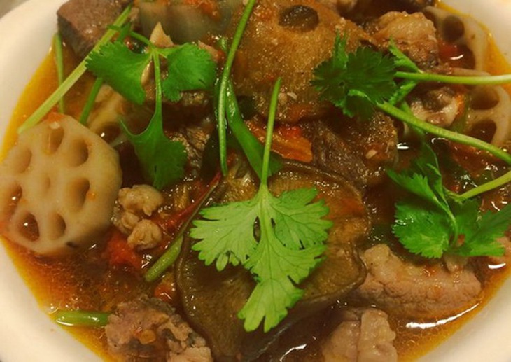 Củ sen hầm bắp bò thích hợp với người gầy yếu, da, tóc khô…, giúp cơ thể khỏe mạnh, da dẻ hồng hào tươi nhuận.