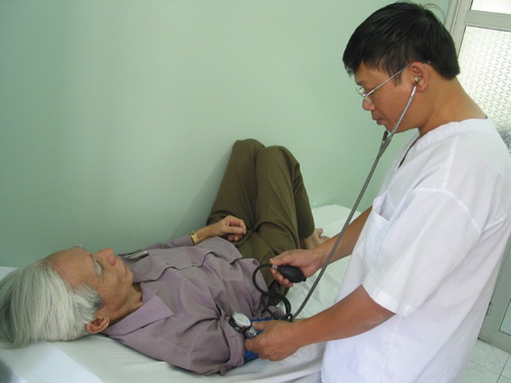 Kiểm tra huyết áp cho người cao tuổi. Ảnh: TM