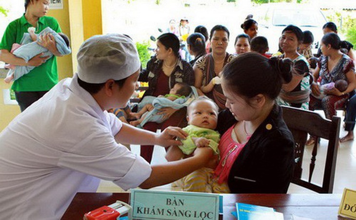 Khám sàng lọc cho trẻ trước khi tiêm chủng.