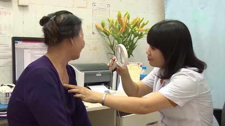 Thăm khám cho bệnh nhân bị dị ứng.