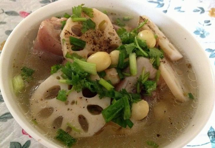 Móng giò hầm ngó sen tươi.