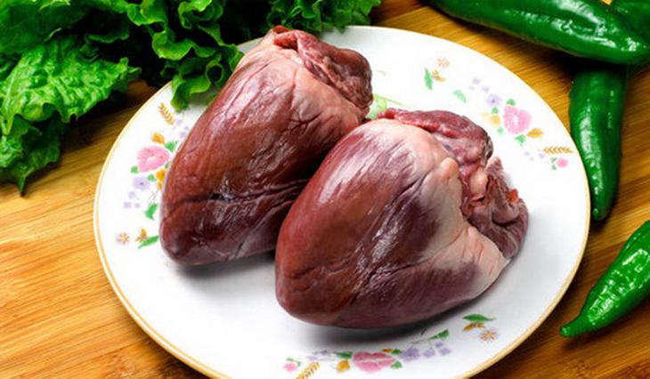 Tim lợn hấp cách thủy với bột thần sa rất tốt cho người bị yếu tim, tim đập loạn nhịp, người mệt mỏi, da xanh, gầy, hay hồi hộp, ngủ hay mê sảng, mất ngủ.
