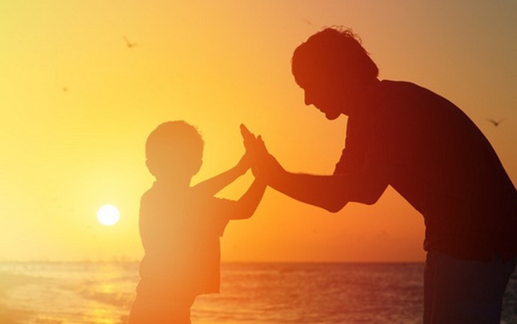 Người cha luôn là điểm tựa vững chắc cho con đến hết cuộc đời.