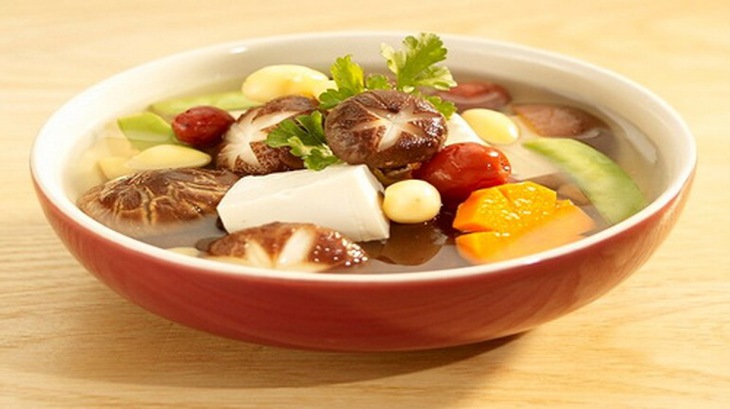 Canh củ cà rốt nấm hương thịt đùi lợn bổ mát, rất thích hợp cho người bệnh thời kỳ sởi bay.