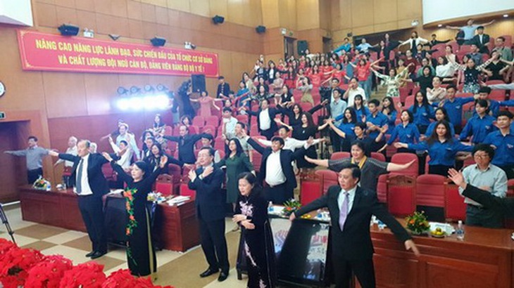 Bộ Y tế là cơ quan đầu tiên tiến hành tập thể dục tập thể giữa giờ. Ảnh: TM