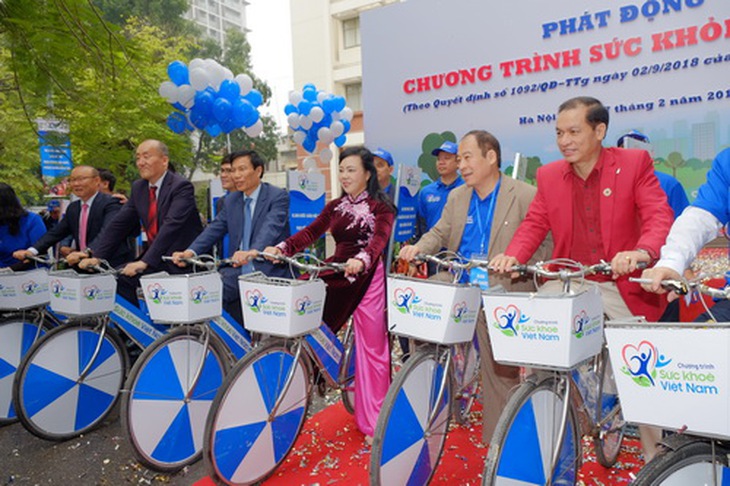 Bộ trưởng Bộ Y tế cùng các đại biểu trong Chương trình Sức khỏe Việt Nam. Ảnh: TM