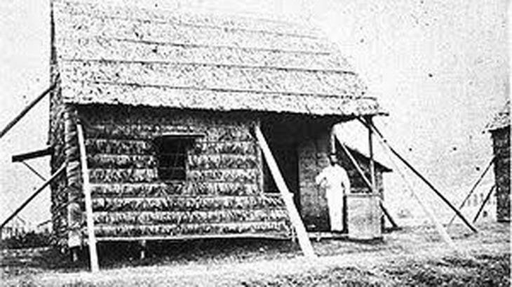 Yersin đứng trước lán tre, nơi ông tìm ra trực khuẩn gây bệnh dịch hạch (Hong Kong năm 1894)