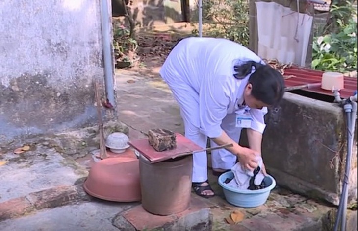 Điều dưỡng Xuân với công việc chăm sóc bệnh nhân phong hàng ngày.