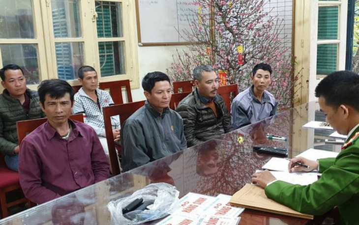 Xử lý “cò mồi” có hành vi đeo bám, chèo kéo du khách Chùa Hương, huyện Mỹ Đức, Hà Nội.