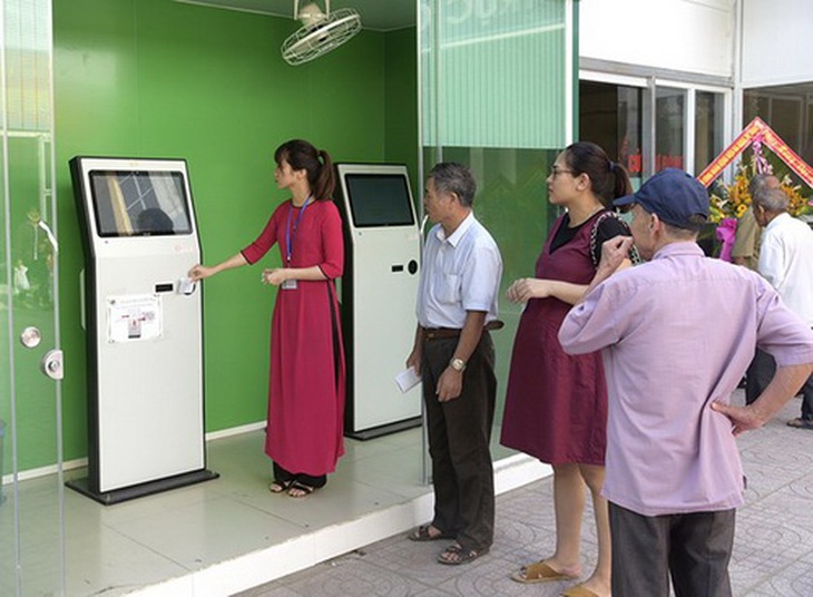 Người bệnh dùng thẻ thông minh khi đến khám chữa bệnh. Ảnh: Sỹ Minh