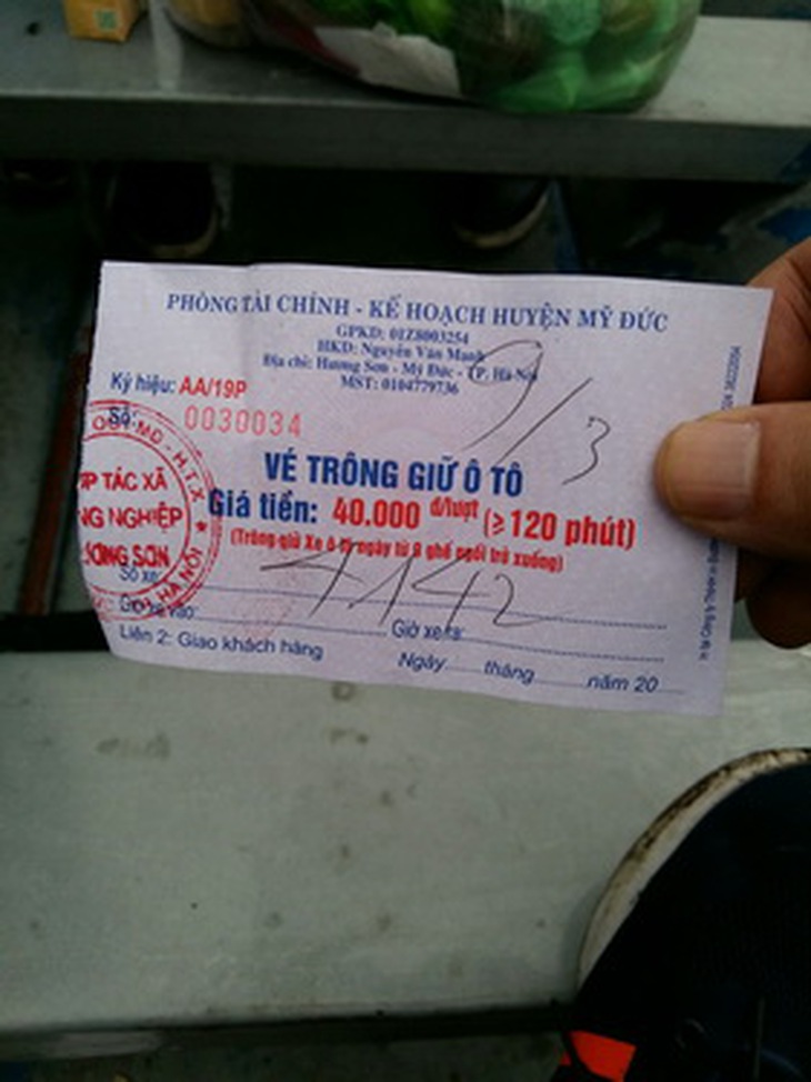Vé xe trông giữ có dấu đỏ với giá 40.000 đồng.