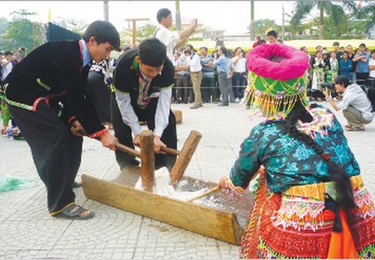 Đồng bào Mông giã bánh dày.