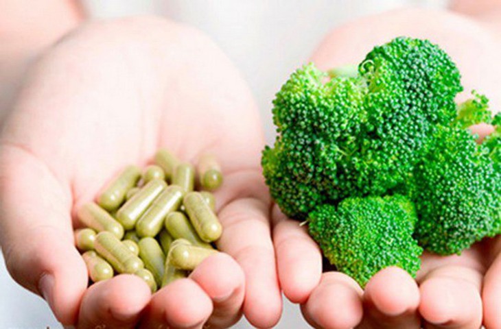 Thực phẩm giàu vitamin K như bông cải xoăn sẽ làm bất hoạt thuốc chống đông máu.