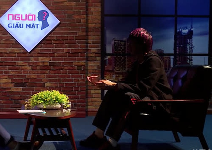 Trong chương trình “Người giấu mặt” gần đây, nam ca sĩ trẻ đã trải lòng về những ám ảnh việc bị ông bầu gạ tình trong quá khứ.