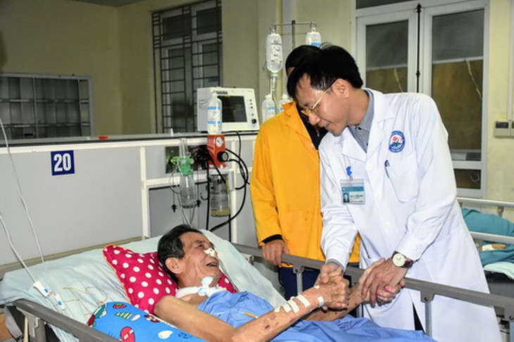 Sự ân cần chăm sóc của thầy thuốc là món quà yêu thương dành cho người bệnh.