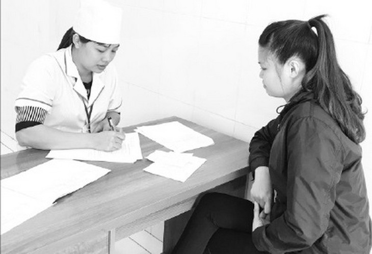 Tư vấn cho sản phụ tại Trạm Y tế xã Việt Đoàn, huyện Tiên Du (Bắc Ninh).
