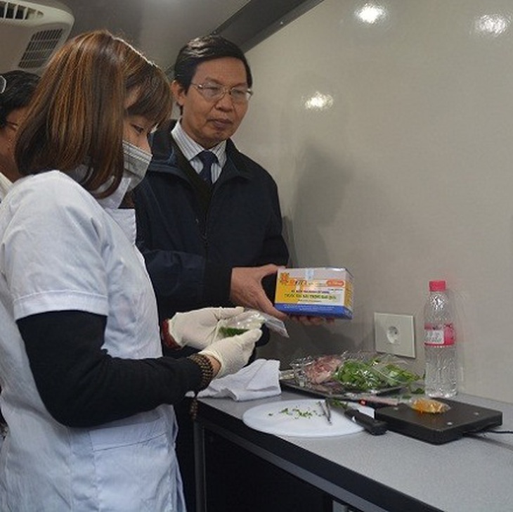 Thử nhanh kiểm tra an toàn thực phẩm trên xe chuyên dụng tại khu vực lễ hội Chùa Hương. Ảnh: Tuyết Mai
