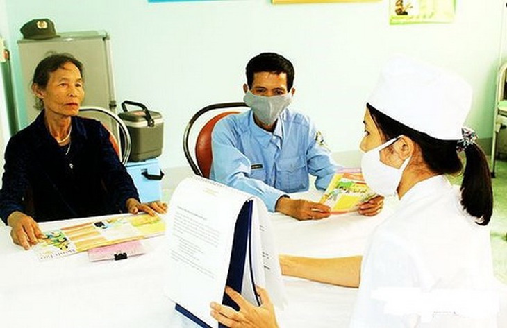 Tuyên truyền cho người dân về cách phòng ngừa bệnh lao tại trạm y tế xã.