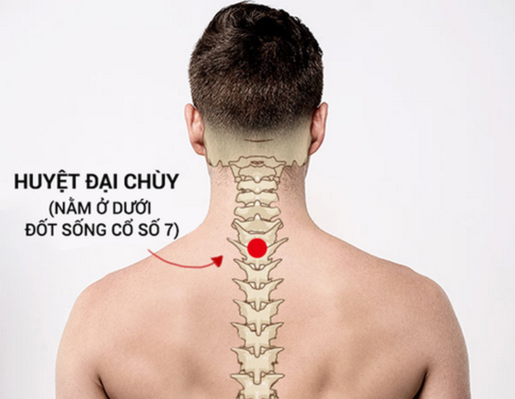 Day mạnh huyệt Đại chuỳ trị liệu chứng trúng thử.