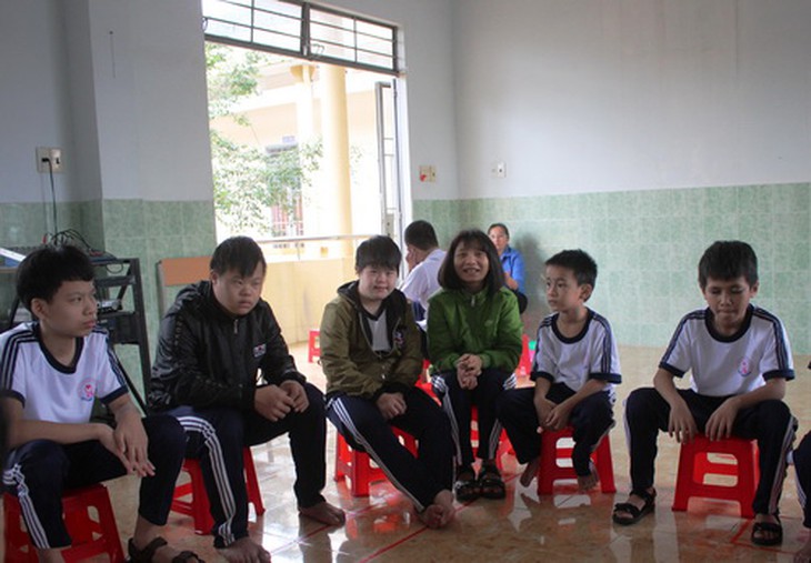 Mỗi em một khiếm khuyết nhưng vẫn tự tin vươn lên học tập.