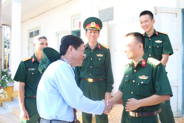 TTND.BS. Trần Sĩ Tuấn chúc mừng Bệnh xá trưởng đảo Sơn Ca.