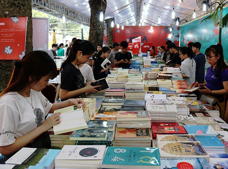 Ngày sách Việt Nam 2019 tại Hà Nội thu hút đông đảo giới trẻ tham gia.