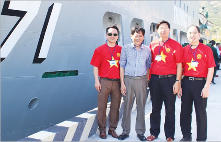 TTND.BS. Trần Sĩ Tuấn - TBT báo SK&ĐS (thứ 2 từ trái sang) cùng các thành viên ngành y tế Hà Nội trên tàu ra Trường Sa.
