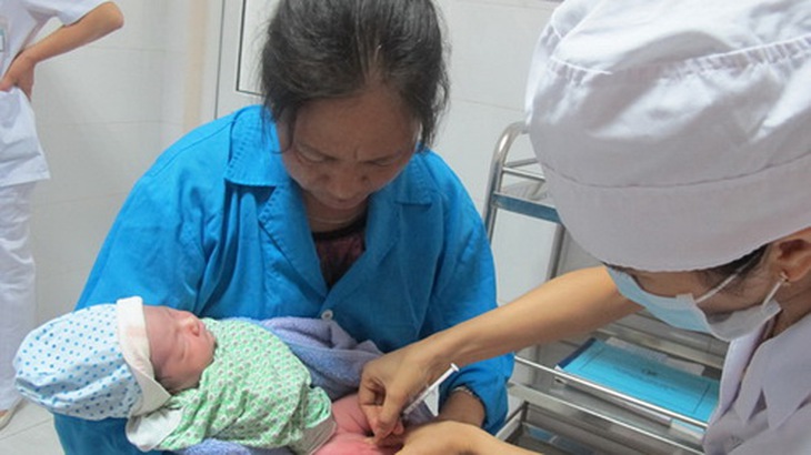 Tiêm vắc-xin viêm gan B cho trẻ để phòng bệnh. Ảnh: TM