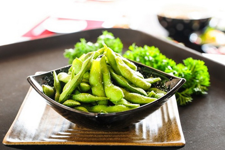 Món quả đậu nành luộc trên bàn ăn nhà hàng sang trọng.