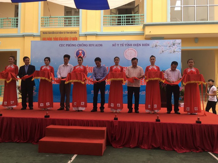 TS. Nguyễn Hoàng Long (giữa) cắt băng khởi động Chương trình điều trị nghiện bằng buprenorphine.
