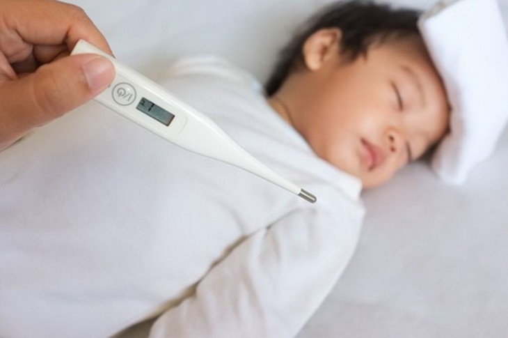 Khi trẻ bị sốt, cần chườm mát để hạ sốt.