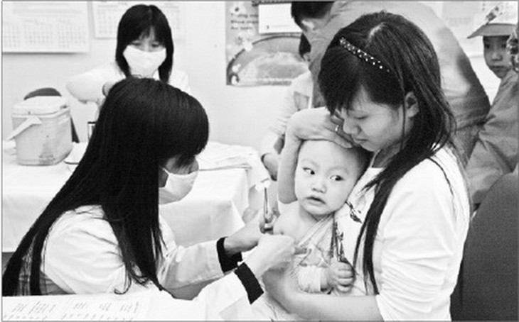 Đưa trẻ 9 tháng tuổi đi tiêm vắc xin phòng bệnh sởi. Ảnh: TM