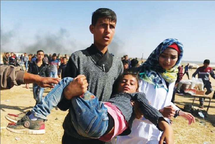 Những người tỵ nạn Palestine bị thương trong các đợt pháo kích của Israel.
