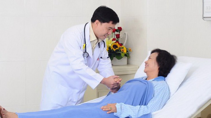 Thầy thuốc luôn tận tâm vì sức khỏe của người bệnh.