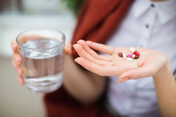 Các bà mẹ trong thời gian nuôi con bú cần cẩn trọng khi dùng thuốc.