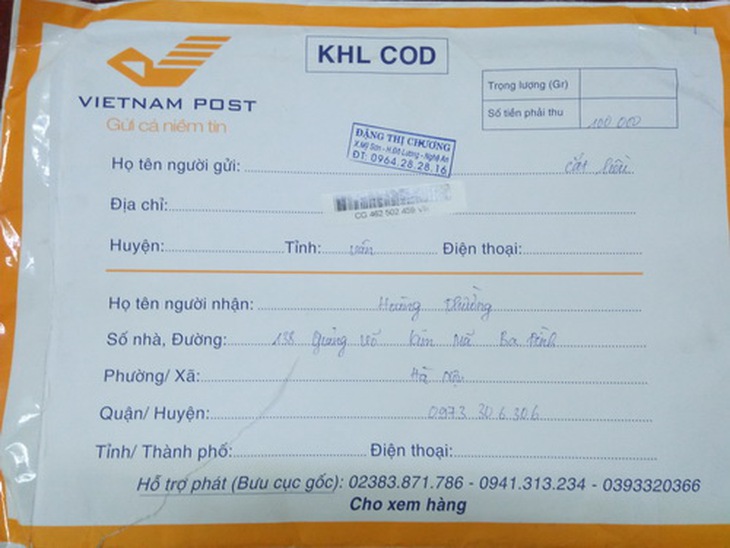 Bưu phẩm giả mạo bên trong chỉ toàn là giấy loại.