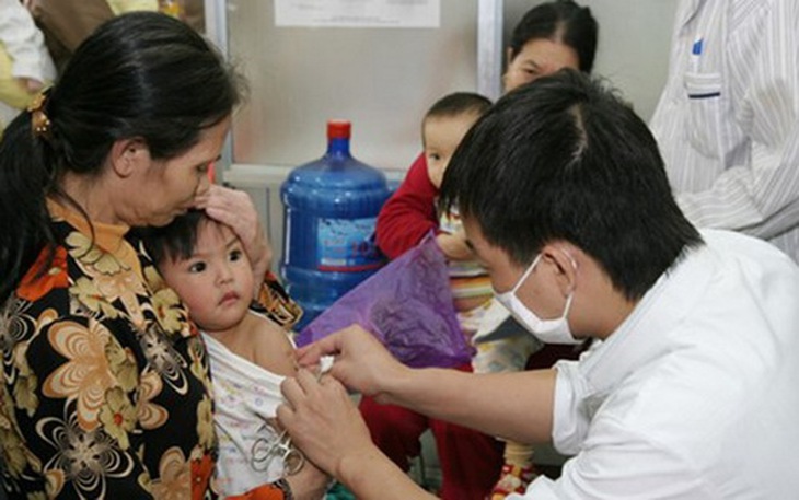 Để chủ động phòng bệnh sởi, cần đưa trẻ đến trạm y tế để tiêm phòng. Ảnh: TM