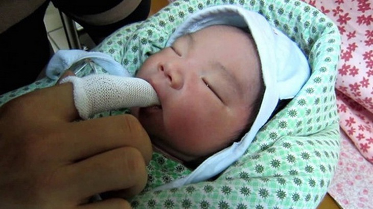 Vệ sinh miệng lưỡi cho trẻ sẽ giúp bé tránh bị các bệnh về răng miệng ngay từ khi còn nhỏ.