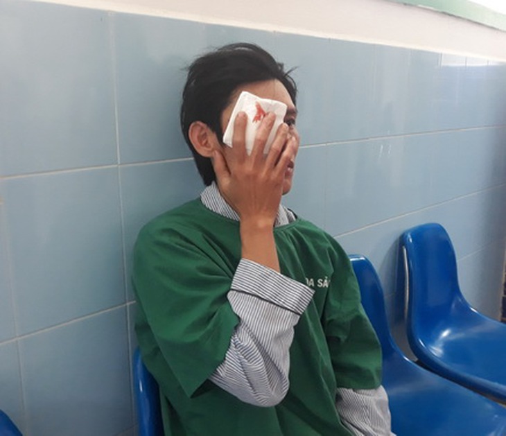 Thanh niên bị hỏng mắt do pháo nổ.