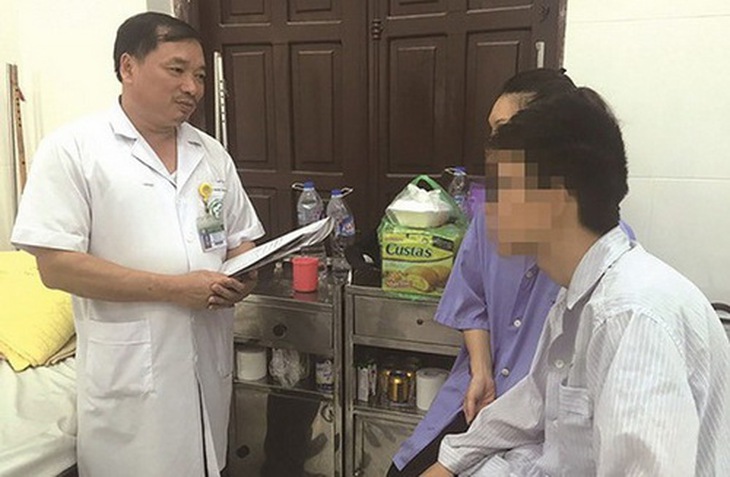 Thầy thuốc và người thân cần gần gũi quan tâm và điều trị kịp thời giúp phòng ngừa tự sát ở bệnh nhân.