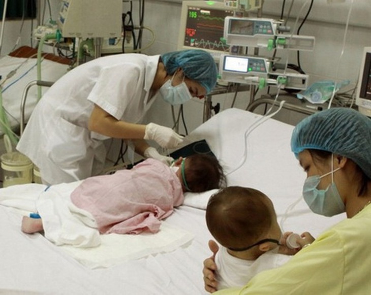 Đôi khi việc phụ huynh tự dùng thuốc đặc trị cho trẻ lại gây những hệ luỵ khôn lường.