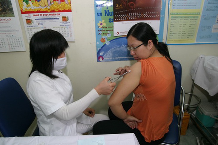 Tiêm phòng cho bà mẹ mang thai là cách tốt nhất giảm thiểu rủi ro cho bé. Ảnh: TM