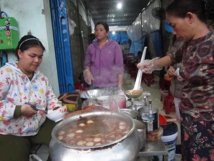 Một quán bún bò giò heo ở Huế.