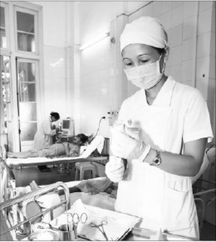 Chuẩn bị thuốc điều trị cho bệnh nhân mắc lao tại Bệnh viện Phổi TW. Ảnh: TM.