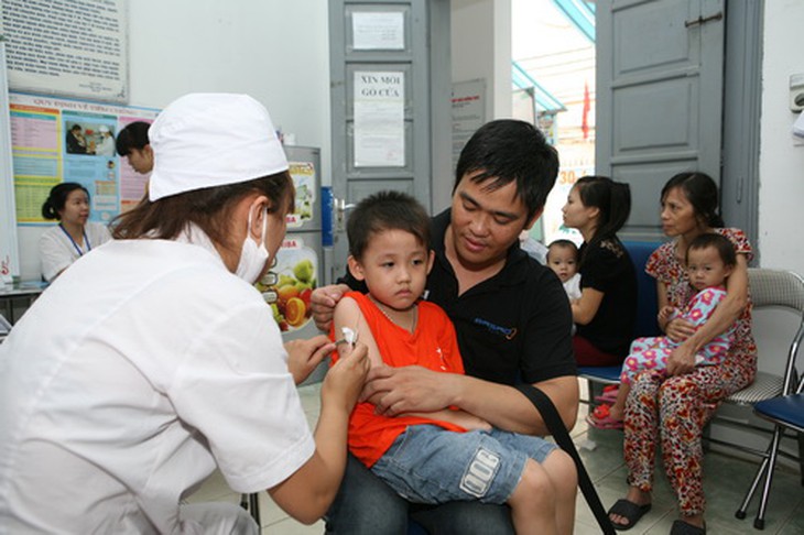 Tiêm vắc-xin là biện pháp phòng viêm não Nhật Bản hiệu quả nhất. Ảnh: TM